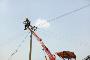 आंधी-बारिश के बाद विद्युत व्यवस्था बहाली का कार्य युद्धस्तर पर जारी