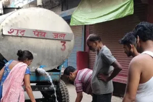 बिजली संकट से गहराया जल संकट  टैंकरों से पहुंचाया जा रहा पानी।