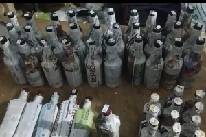 बिहार ले जा रहे अंग्रेजी शराब के साथ तस्कर गिरफ्तार