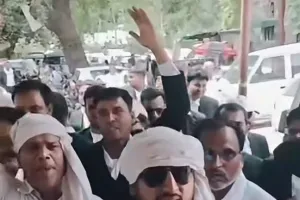 लखनऊ घटना के विरोध में प्रयागराज के अधिवक्ताओं का जोरदार प्रदर्शन।