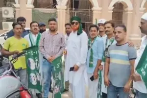 बकरीद से पहले करेली की बदहाल सड़कों  को लेकर AIMIM ने नगर निगम को सौंपा ज्ञापन।।