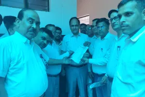 वकीलों पर लाठीचार्ज के विरोध में बार एसोसिएशन ने सौंपा ज्ञापन