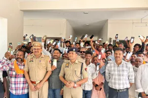 पुलिस ने बरामद किए 105 गुम मोबाइल, स्वामियों को लौटाए