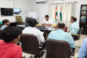 जनपद में औद्योगिक निवेश को गति देने हेतु जिलाधिकारी ने की उच्चस्तरीय समीक्षा बैठक