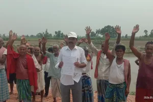 छठ घाट बनवाने को लेकर उपमुखिया और ग्रामीणों ने किया विरोध प्रदर्शन
