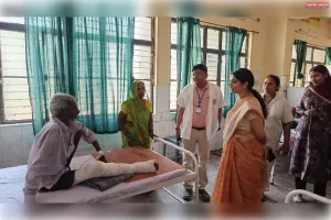 हीट वेव के दृष्टिगत जिलाधिकारी ने जिला चिकित्सालय एवं ट्रामा सेंटर का किया औचक निरीक्षण