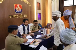 जिलाधिकारी चर्चित गौड़ एवं पुलिस अधीक्षक अभिषेक वर्मा द्वारा थाना रॉबर्ट्सगंज पर सुनी गयी जनसमस्याएं, जनपद के समस्त थानों पर आयोजित हुआ थाना समाधान दिवस