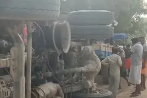 अधूरी सड़क निर्माण के कारण पलटा टिपर, ग्रामीणों ने जताई नाराजगी