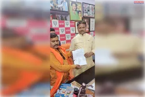 वार्ड 47 की विद्युत समस्याओं को लेकर संजय श्रीवास्तव ने महापौर को सौंपा ज्ञापन