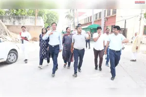 जिलाधिकारी ने एसआरएन अस्पताल व मेडिकल कॉलेज का किया औचक निरीक्षण