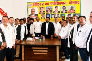 भीषण गर्मी को देखते हुए 15 वरिष्ठ अधिवक्ताओं को किया गया गमछा वितरण