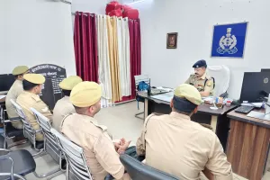 क्षेत्राधिकारी नगर द्वारा सर्किल क्षेत्रान्तर्गत थानों के पैरोकारों के साथ समीक्षा बैठक की गई आयोजित