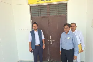 जिलाधिकारी  ने ई0वी0एम0 व वी0वी0 पैट गोदाम कक्ष का सी0सी0टी0वी0 के माध्यम से लिये जायजा, सम्बन्धित को दिये आवश्यक दिशा-निर्देश