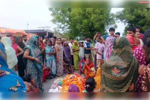 परिजनों द्वारा लगया गया जाम ।
