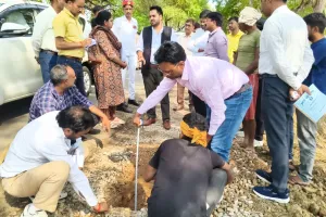 जिलाधिकारी चर्चित गोंड ने किया विकास कार्यों का औचक निरीक्षण,  दिये गुणवत्ता व समयबद्धता पर  जोर