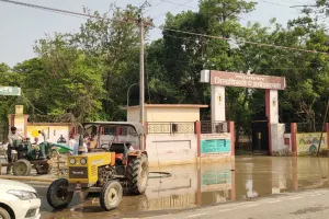 कलेक्ट्रेट परिसर से पंपसेट से निकाला गया पानी, नगर पालिका की खोखली व्यवस्था हुई उजागर
