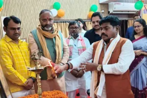 सोनभद्र कलेक्ट्रेट में गूंजा अनुदेशकों का अभिनंदन, मानदेय वृद्धि पर जिला प्रशासन ने आयोजित किया भव्य सम्मान समारोह