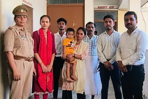 घर से भटकी नन्ही दीक्षा को मिला मां का आंचल, चाइल्ड हेल्पलाइन ने की  परिजनों किया प्रशंसा