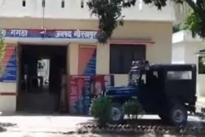 गोरखपुर फोरलेन पर भीषण हादसा: अमूल डेयरी की डीसीएम ने ट्रैक्टर-मिक्सर में मारी टक्कर, मजदूर की मौत, चार घायल