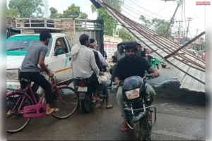 आंधी-तूफान और बारिश से मिर्जापुर बेहाल, टिनशेड उड़े, पोल्ट्री फार्म ढहे, अंडरब्रिज में भरा पानी