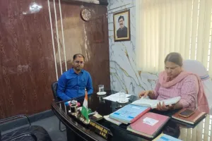 औचक निरीक्षण में सख्त दिखीं आयुक्त कुमुद सहाय, चंदवा अंचल कार्यालय को दी समयबद्ध सेवा और पारदर्शिता की नसीहत