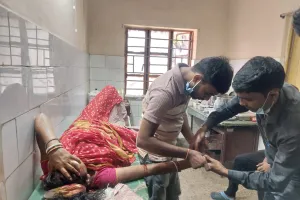 सड़क दुर्घटना में दो लोग हुए घायल सीएचसी में हुआ उपचार 