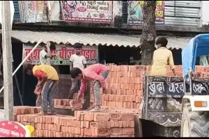 कुशीनगर: नाबालिग बच्चों से मजदूरी का वीडियो वायरल, जांच की उठी मांग