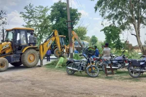 अनियंत्रित होकर गड्ढे में पलटी मिट्टी लदी ट्रैक्टर-ट्रॉली