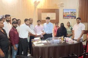 पंचायत सहायकों ने 11 सुत्रीय मांगों को लेकर बीडीओ को सौंपा ज्ञापन