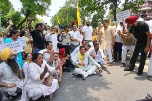 पंजाबियों के अपमान के खिलाफ आम आदमी पार्टी का जोरदार प्रदर्शन