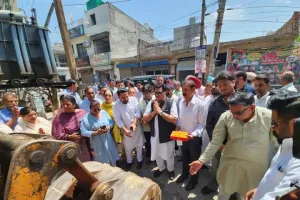 विधानसभा उतरी में 1.5 करोड़ रुपये की लागत से बनने वाली 22 फुटा रोड का विधायक मदन लाल बग्गा ने किया उदघाटन