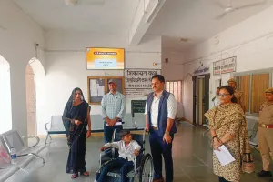 दिव्यांग छात्र की पीड़ा सुन भावुक हुए जिलाधिकारी