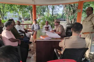बहरिया थाना परिसर में ताजियादारों के साथ पीस कमेटी की बैठक हुई सम्पन्न।