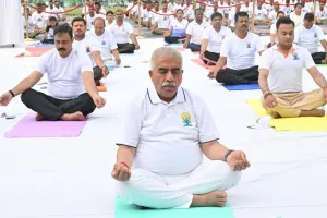 अंतरराष्ट्रीय योग दिवस पर कानपुर के ग्रीन पार्क में लोगों ने बड़ी संख्या में किया योगाभ्यास