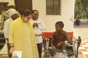 सराहनीय पहल : जिलाधिकारी ने दिव्यांग व्यक्ति को मौके पर ही दिलाई ट्राईसाइकिल