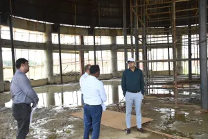 निरीक्षण:निर्माण की धीमी रफ्तार पर डीएम ने जताई नाराजगी, काम जल्द पूरा कराने के दिए निर्देश