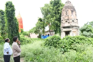 जिलाधिकारी ने 365 मंदिरों व कुआं का किया निरीक्षण