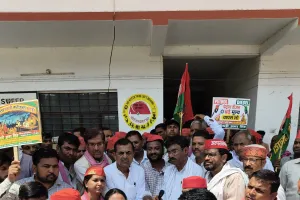*सपा का महंगाई, बेरोजगारी के खिलाफ प्रदर्शनः तहसील तक नारेबाजी करते हुए पहुंचे, बोले- छात्र घर नहीं पहुंच पाते और पेपर लीक हो जाता है*