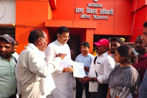 *पंचायत सहायकों ने मोबाइल की मांग को लेकर विधायक विनय वर्मा को सौंप ज्ञापन*