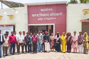 बर्डपुर में पंचायत सहायकों ने एडीओ पंचायत को  ज्ञापन सौंपा