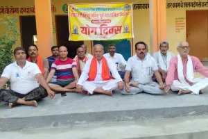 अंतरराष्ट्रीय योग दिवस पर लोटन में योगाभ्यास करते भाजपा पदाधिकारी व कार्यकर्ता