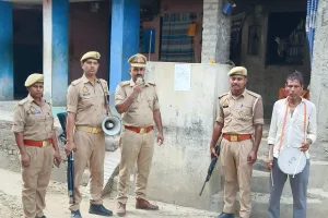 सिद्धार्थनगर : बहुचर्चित संदीप हत्याकांड: फरार तीन आरोपियों के घर पुलिस ने चस्पा किया नोटिस, ढोल बजाकर कराई मुनादी