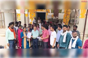 मानदेय वृद्धि की मांग को लेकर पंचायत सहायकों का प्रदर्शन।