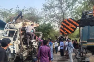 नवाबगंज टोल प्लाजा के पास भीषण सड़क हादसा, डंपर चालक की मौत, तीन गंभीर घायल