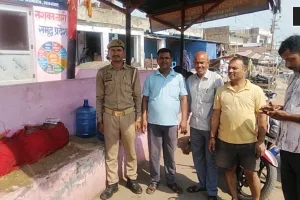 प्यासे राहगीरों के लिए फरिश्ता बने आरक्षी, ड्यूटी के साथ निभा रहे मानवता का धर्म