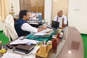 भूमि अभिलेखों के डिजिटलीकरण को लेकर जिलाधिकारी सख्त, पंचायत सहायकों से कराई जाएगी ऑनलाइन फीडिंग