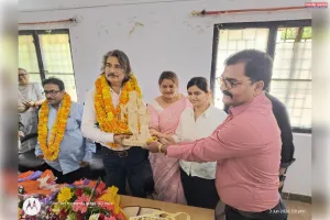 जिले के स्वास्थ्य विभाग द्वारा निवर्तमान मुख्य चिकित्सा अधिकारी डॉक्टर सी एल वर्मा को भावभीनी विदाई देते हुए नवागत मुख्य चिकित्सा अधिकारी डाक्टर कीर्ति कुमार मिश्रा का किया स्वागत