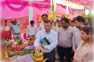 जनचौपाल में प्रमुख सचिव सहकारिता ने सुनीं ग्रामीणों की समस्याएं।