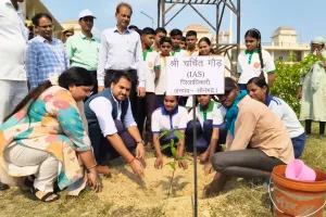 जिलाधिकारी ने अटल आवासीय विद्यालय गुरमुरा का किया औचक निरीक्षण