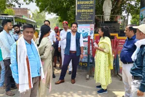 शाहगंज बाजार में जलभराव की समस्या के स्थायी समाधान हेतु जिलाधिकारी ने किया स्थलीय निरीक्षण